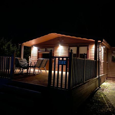 Stunning 4-Bedroom Cabin With Hot Tub In Beattock! Экстерьер фото