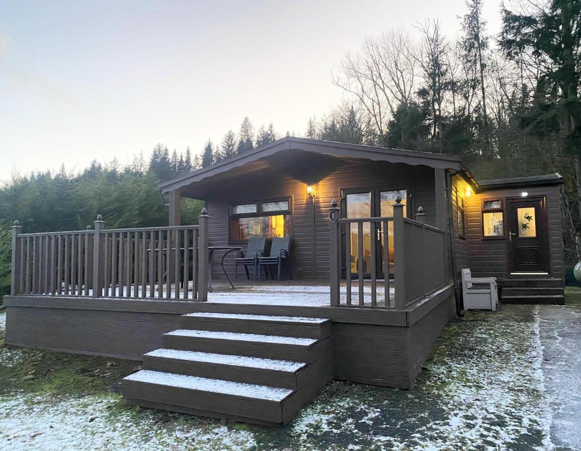 Stunning 4-Bedroom Cabin With Hot Tub In Beattock! Экстерьер фото